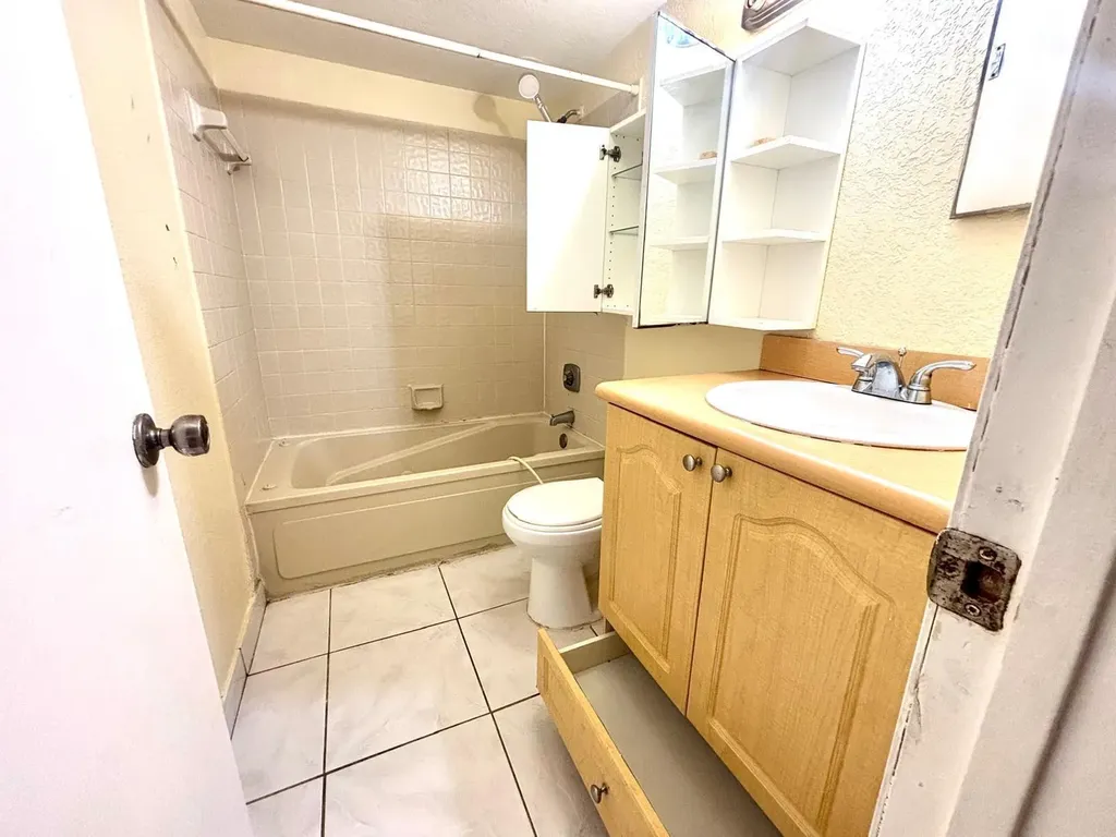 11201 SW 13th Street Pembroke Pines FL 33025