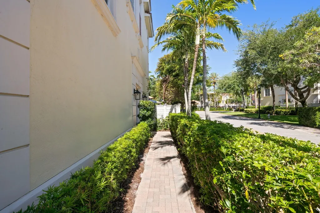 5675 NE Trieste Way Boca Raton FL 33487