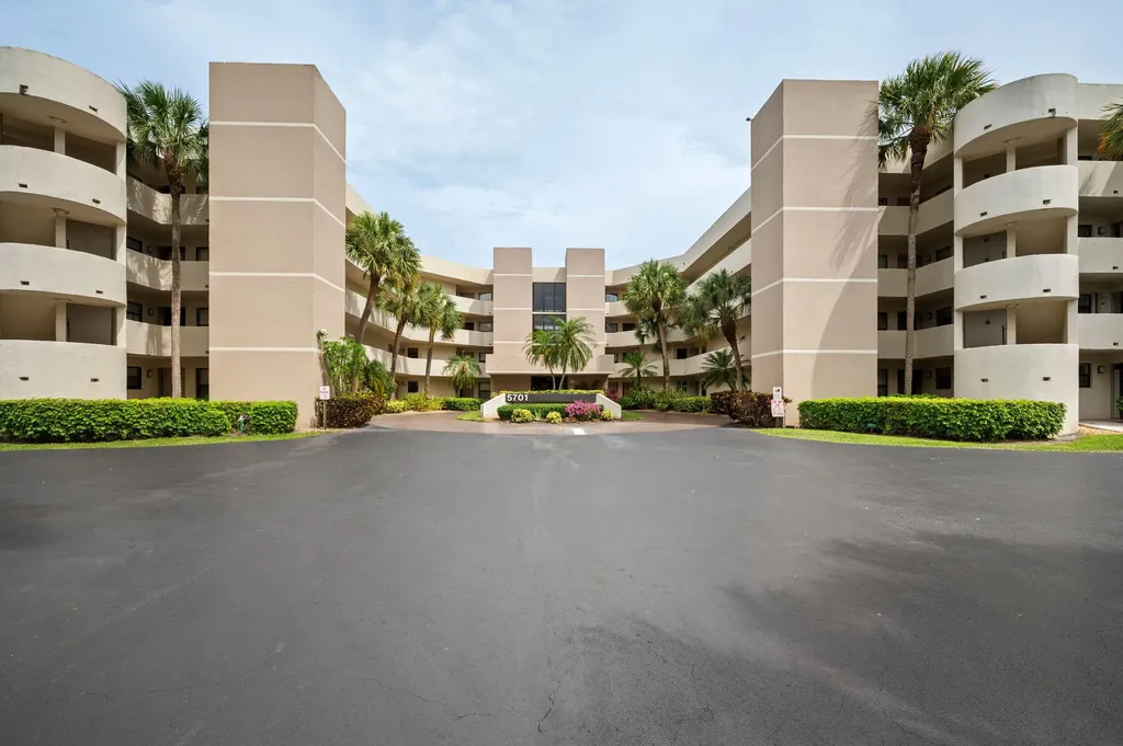5701 Camino Del Sol Boca Raton FL 33433