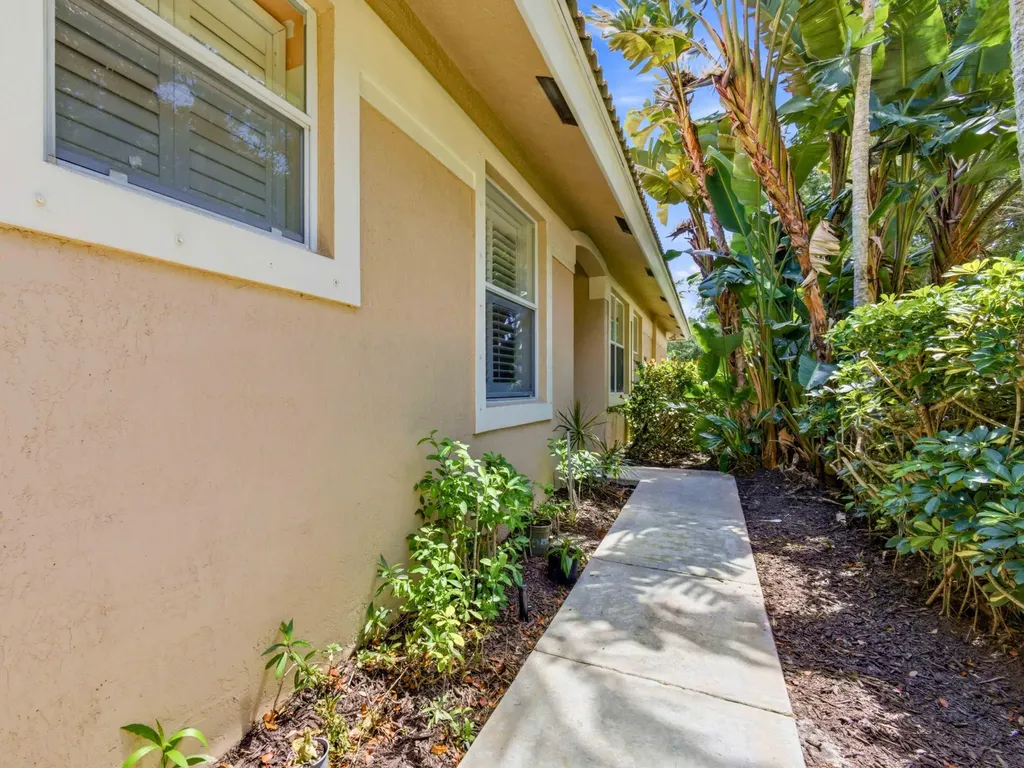 2568 N Coral Trace Circle N Delray Beach FL 33445