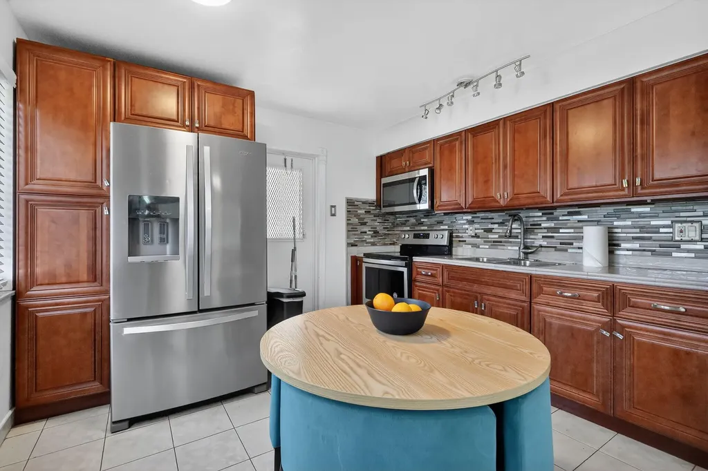 708 SW 7th Avenue Hallandale Beach FL 33009