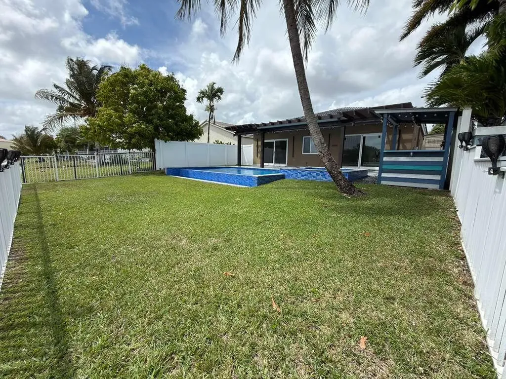 4572 SW 14th Street Deerfield Beach FL 33442