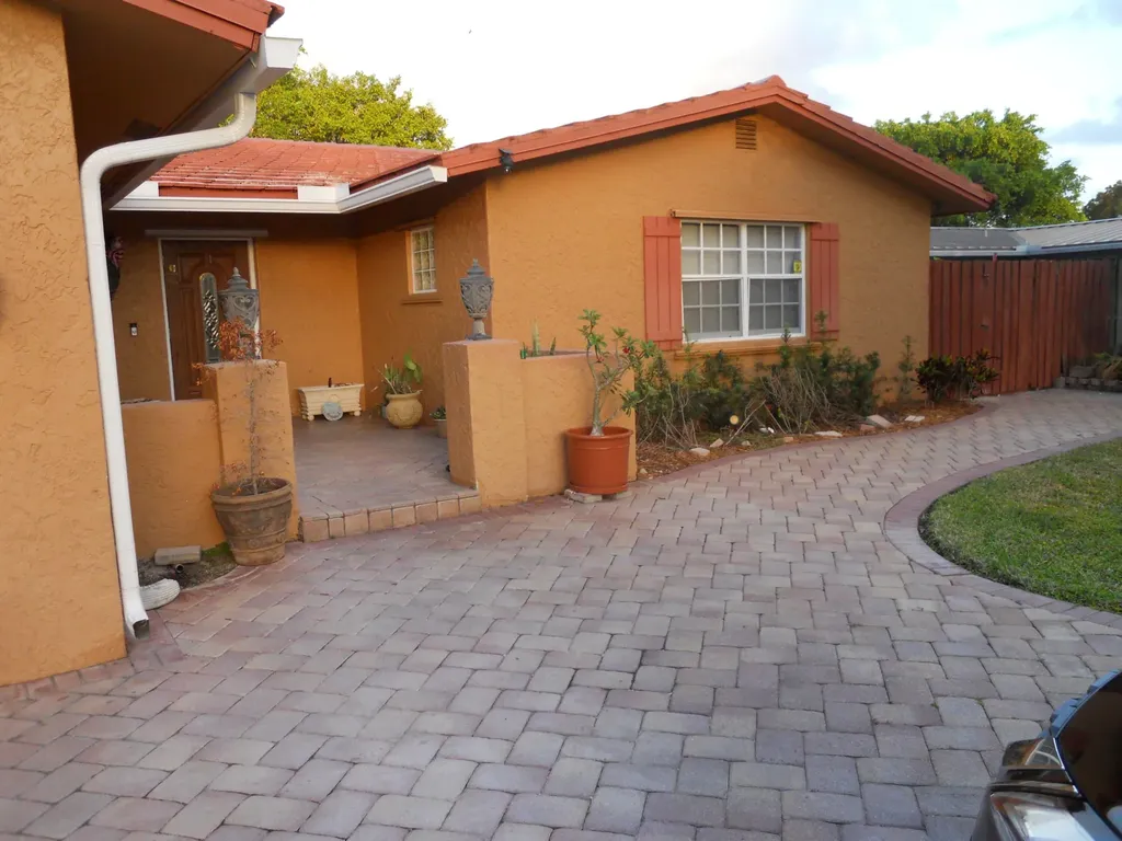 2755 NW 84th Avenue Coral Springs FL 33065