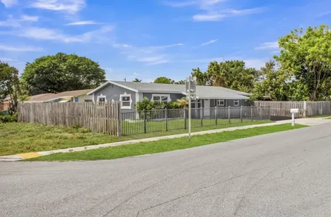 915 SW 3rd Street Boynton Beach FL 33435