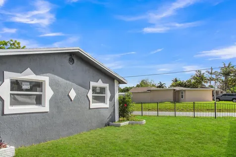 915 SW 3rd Street Boynton Beach FL 33435