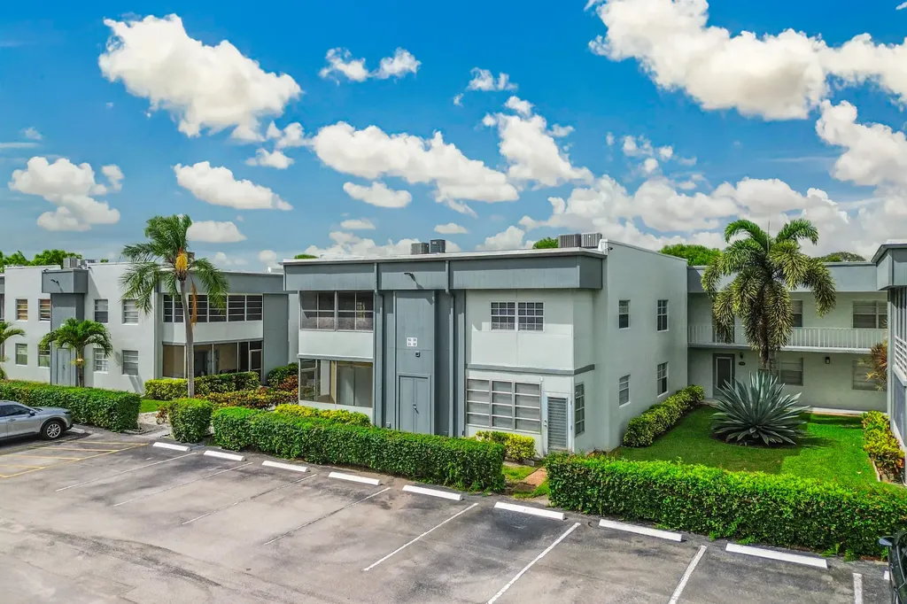 560 Capri Delray Beach FL 33484