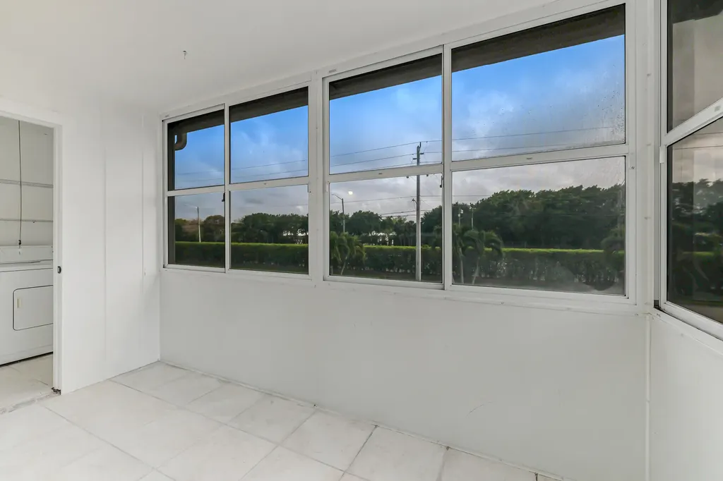 560 Capri Delray Beach FL 33484
