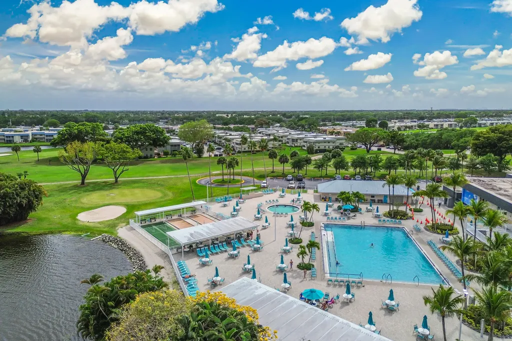 560 Capri Delray Beach FL 33484