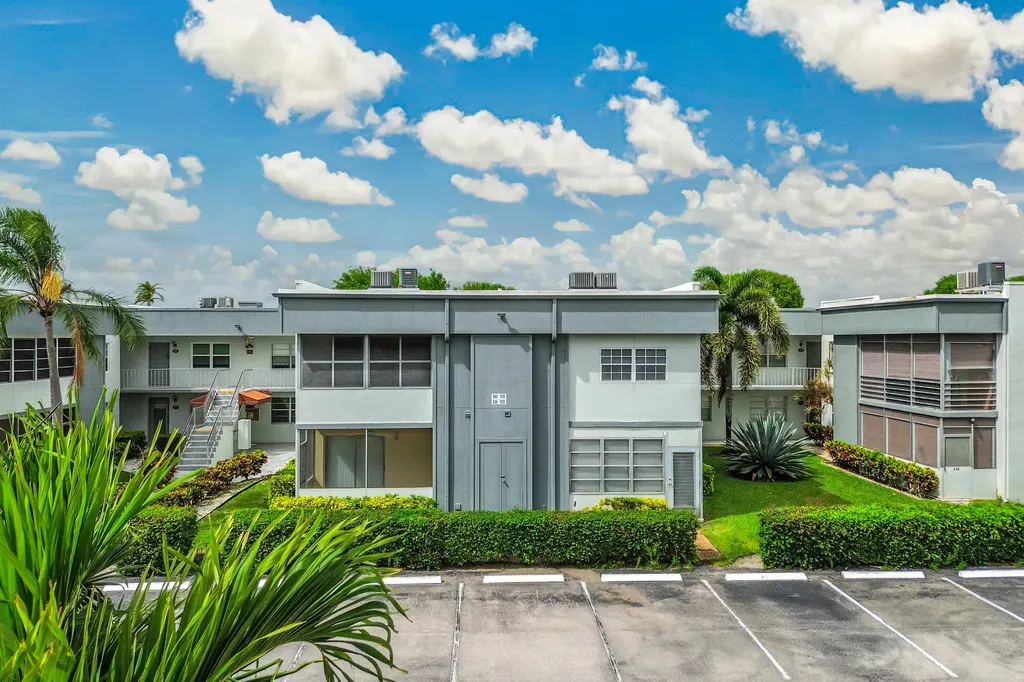 560 Capri Delray Beach FL 33484