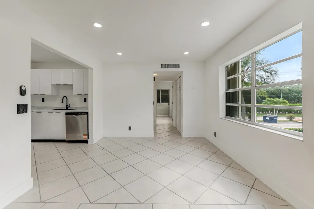 560 Capri Delray Beach FL 33484