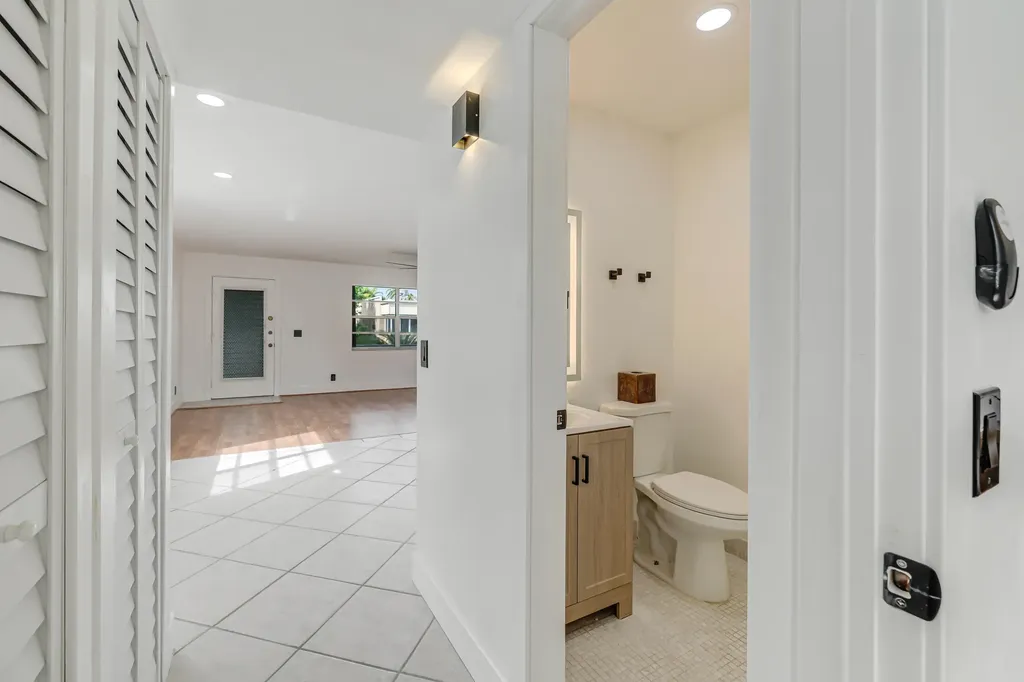 560 Capri Delray Beach FL 33484