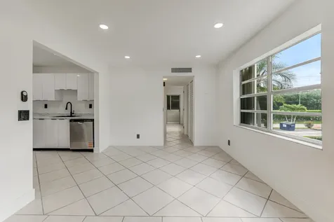 560 Capri Delray Beach FL 33484