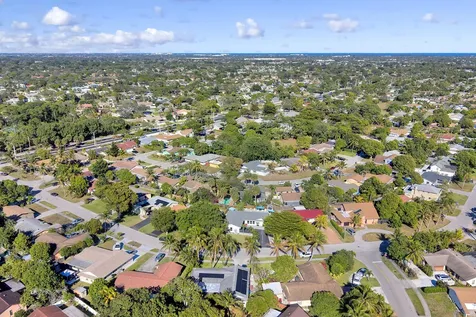 707 W Boulevard Chatelaine Delray Beach FL 33445