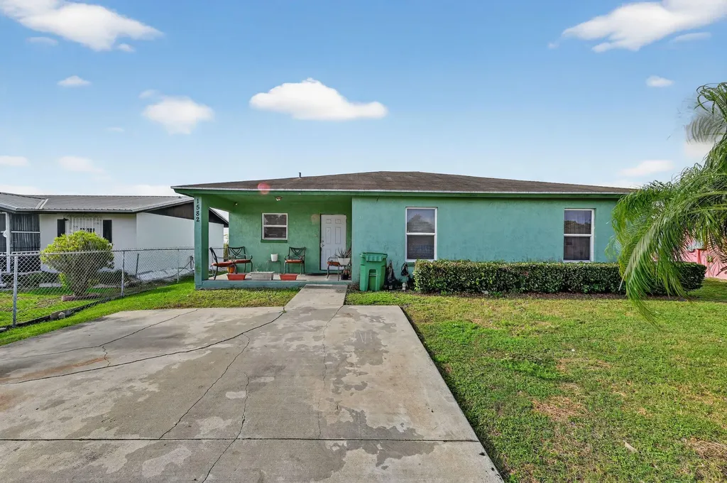 1582 Reverend Jesse Biggs Boulevard Pahokee FL 33476