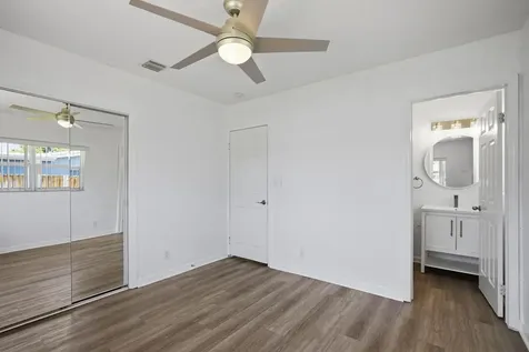4630 NE 3rd Terrace Oakland Park FL 33334