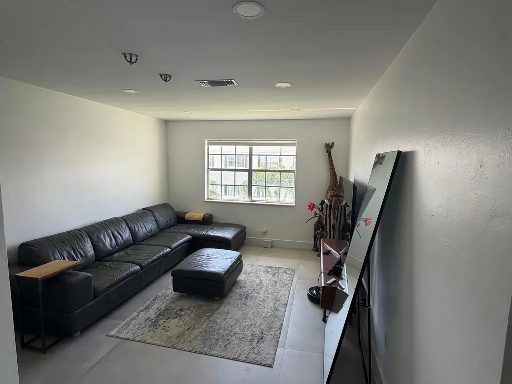 298 SW 6th Street Boca Raton FL 33432