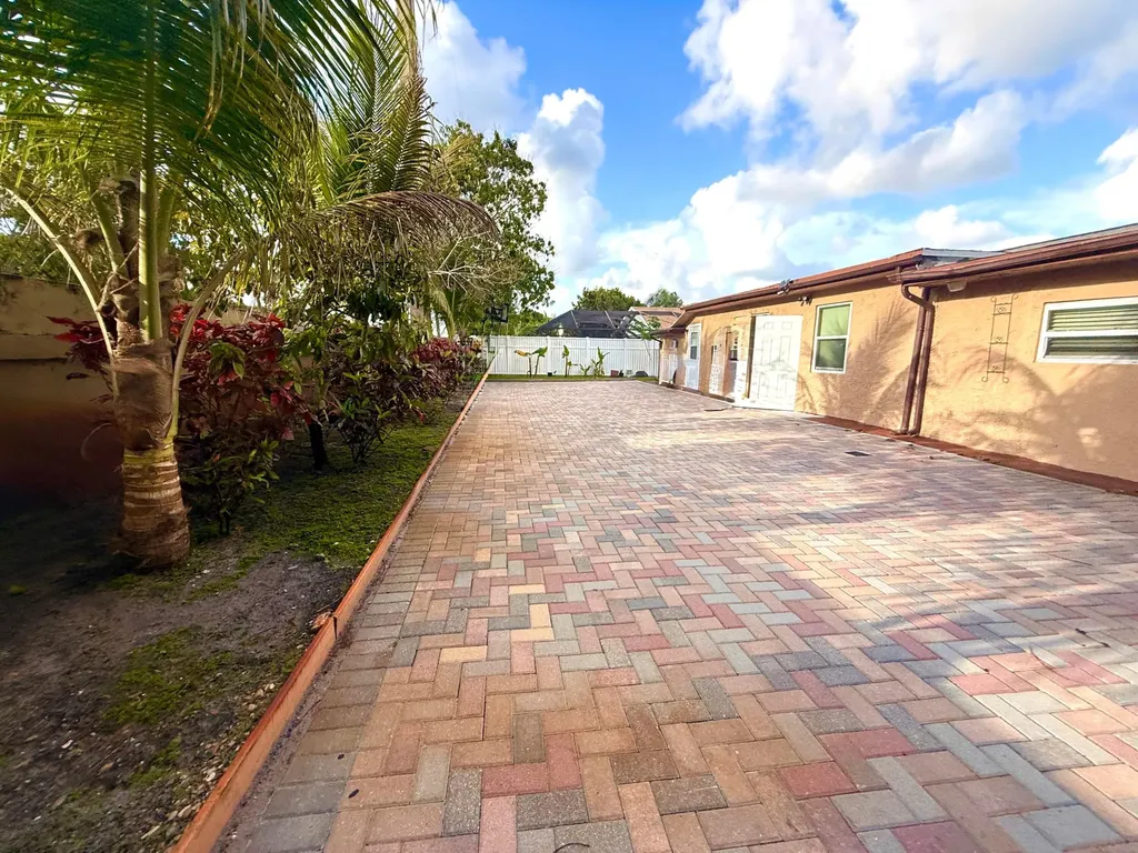 5279 W Woodstone Circle Circle W Lake Worth FL 33463