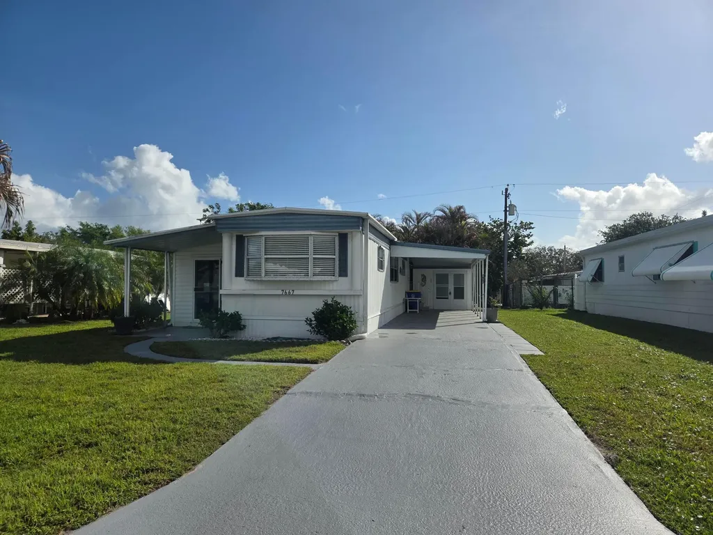 7667 SE Swan Avenue Hobe Sound FL 33455