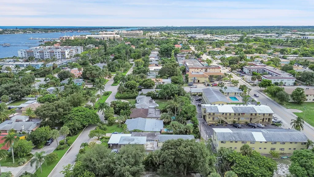 1331 S Palmway Lake Worth Beach FL 33460