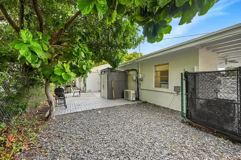 1331 S Palmway Lake Worth Beach FL 33460