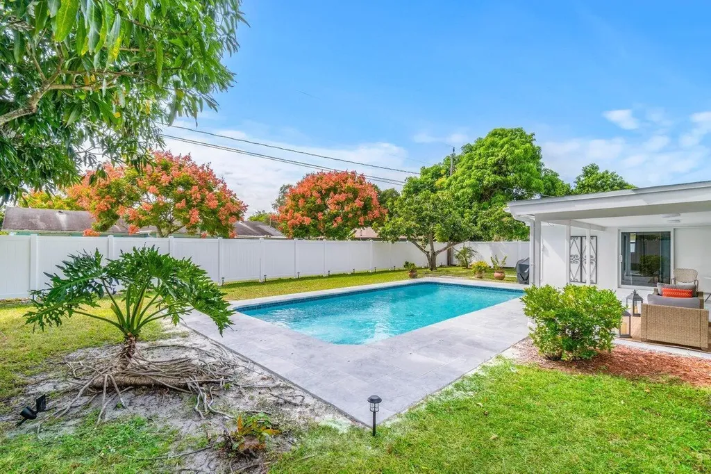 4586 Ellwood Drive Delray Beach FL 33445