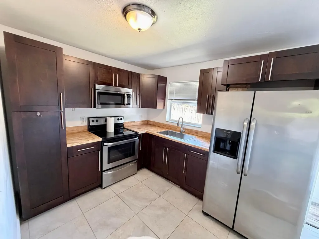 1990 SW 9th Street Fort Lauderdale FL 33312