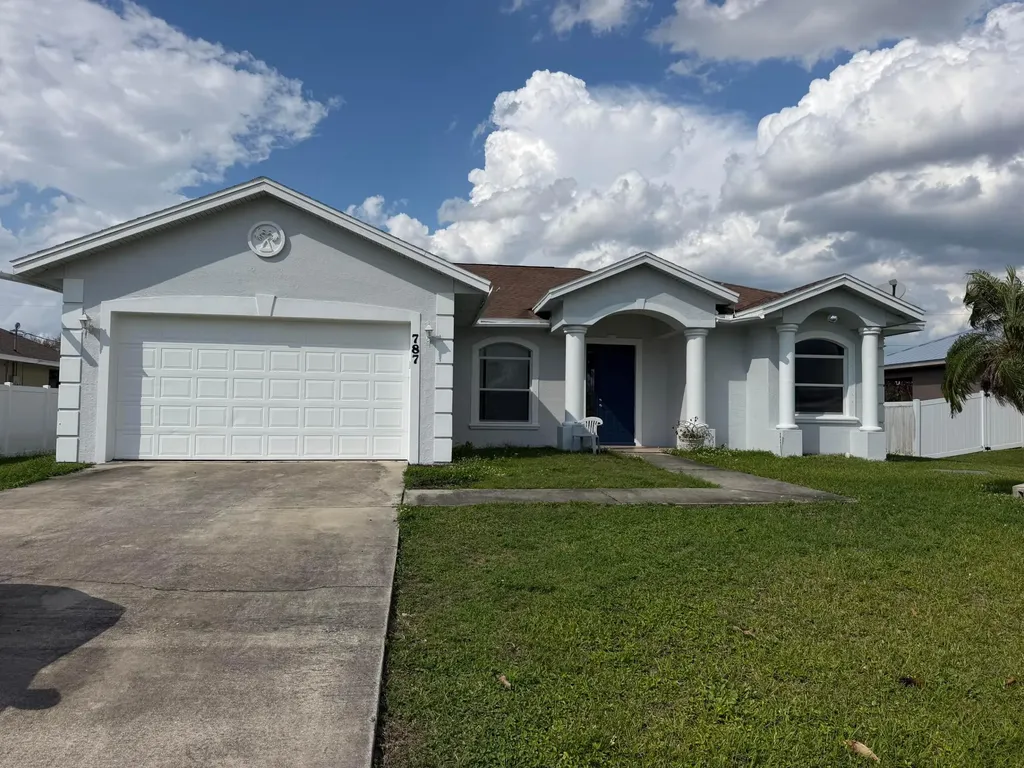 787 SE Evergreen Terrace Port St Lucie FL 34983