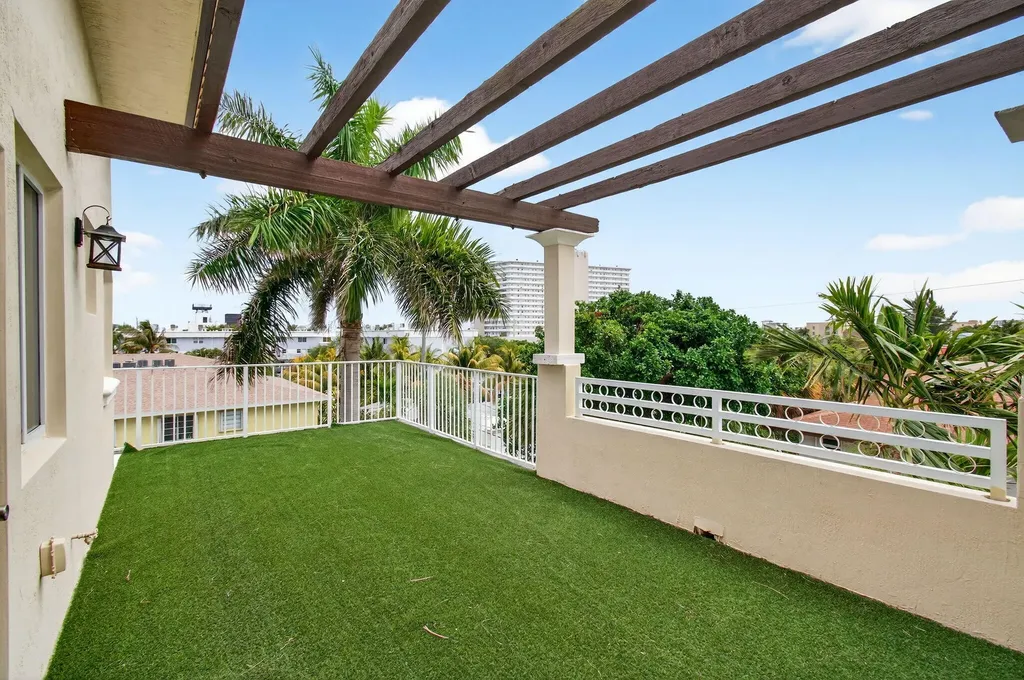1942 NE 6th Street Deerfield Beach FL 33441