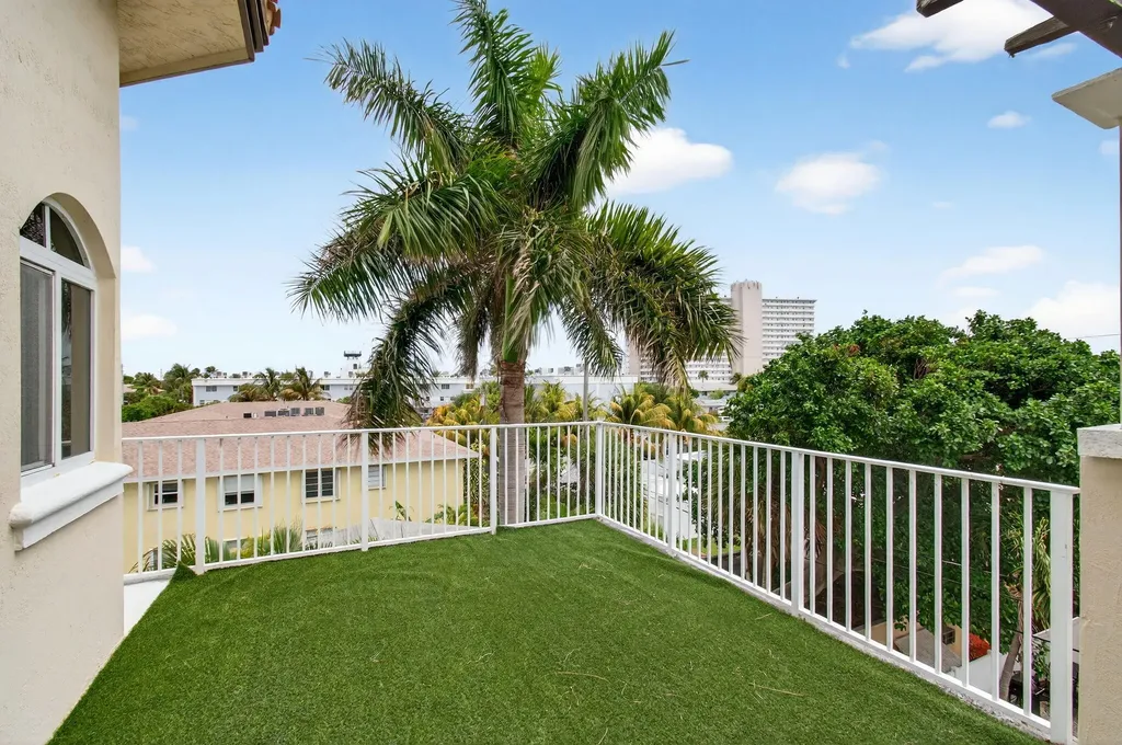 1942 NE 6th Street Deerfield Beach FL 33441