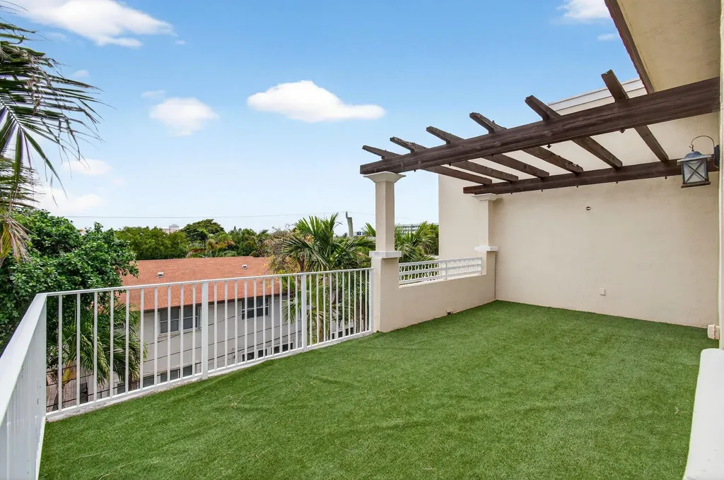1942 NE 6th Street Deerfield Beach FL 33441