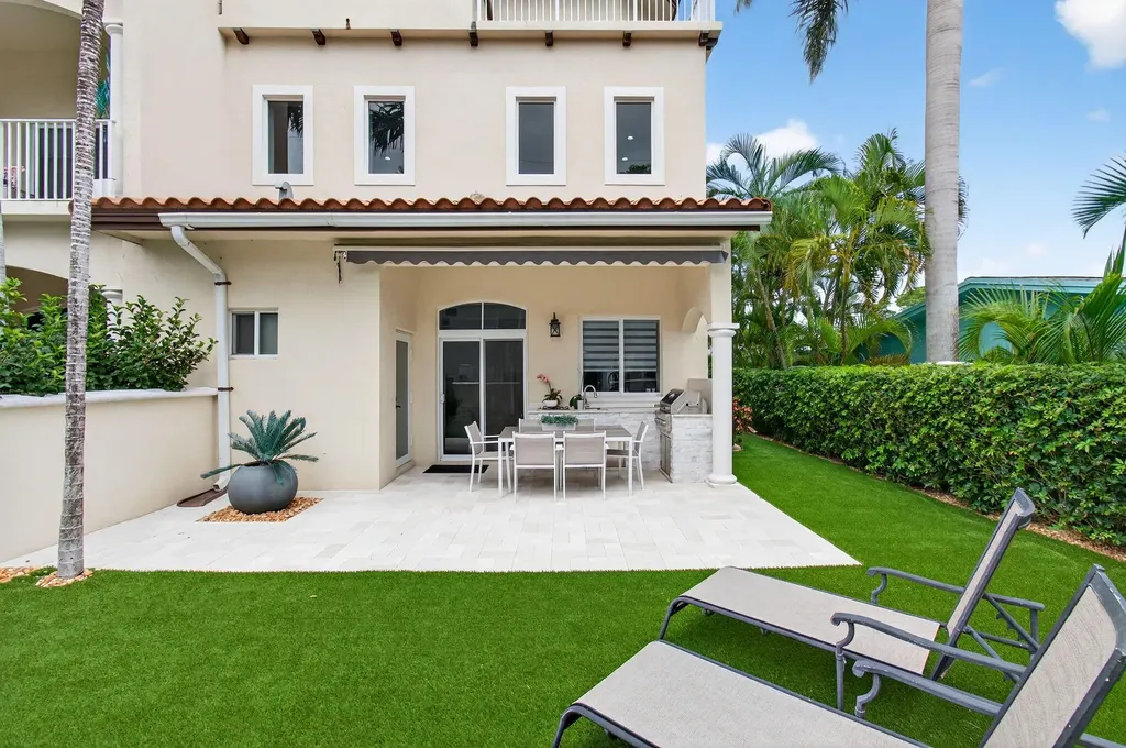 1942 NE 6th Street Deerfield Beach FL 33441