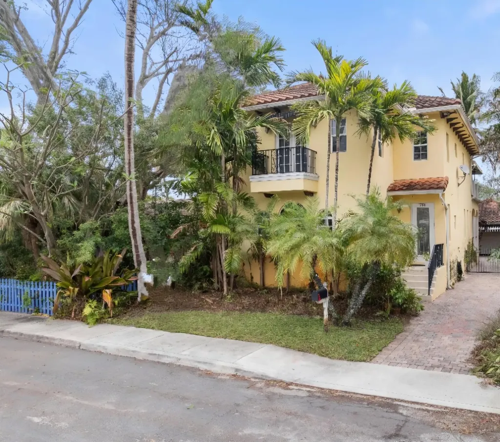 218 N Palmway Lake Worth Beach FL 33460