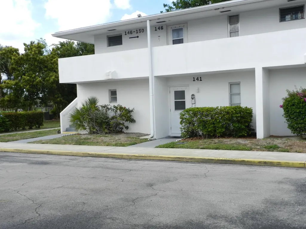141 West Court Royal Palm Beach FL 33411