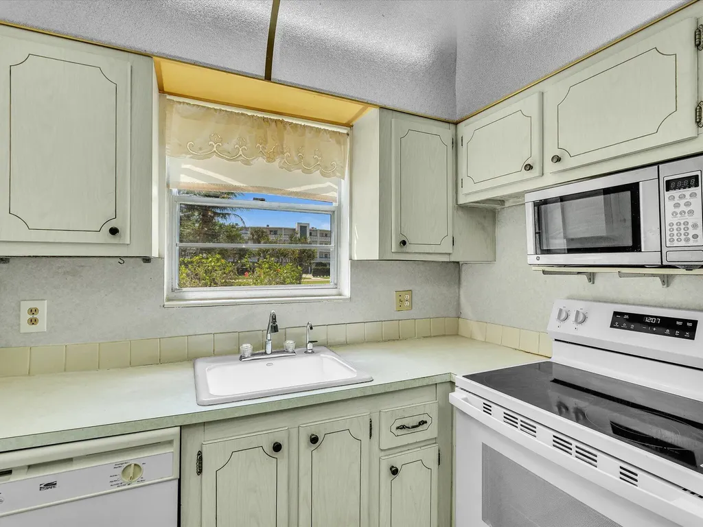 5 Markham A Deerfield Beach FL 33442