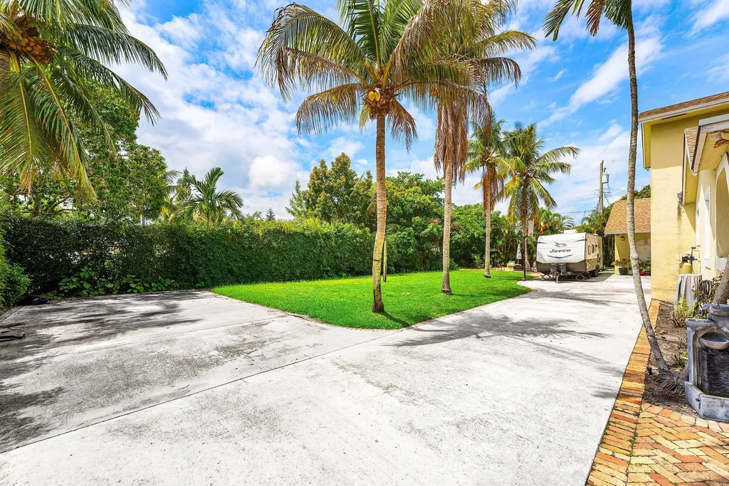 613 N 5th Street Lantana FL 33462