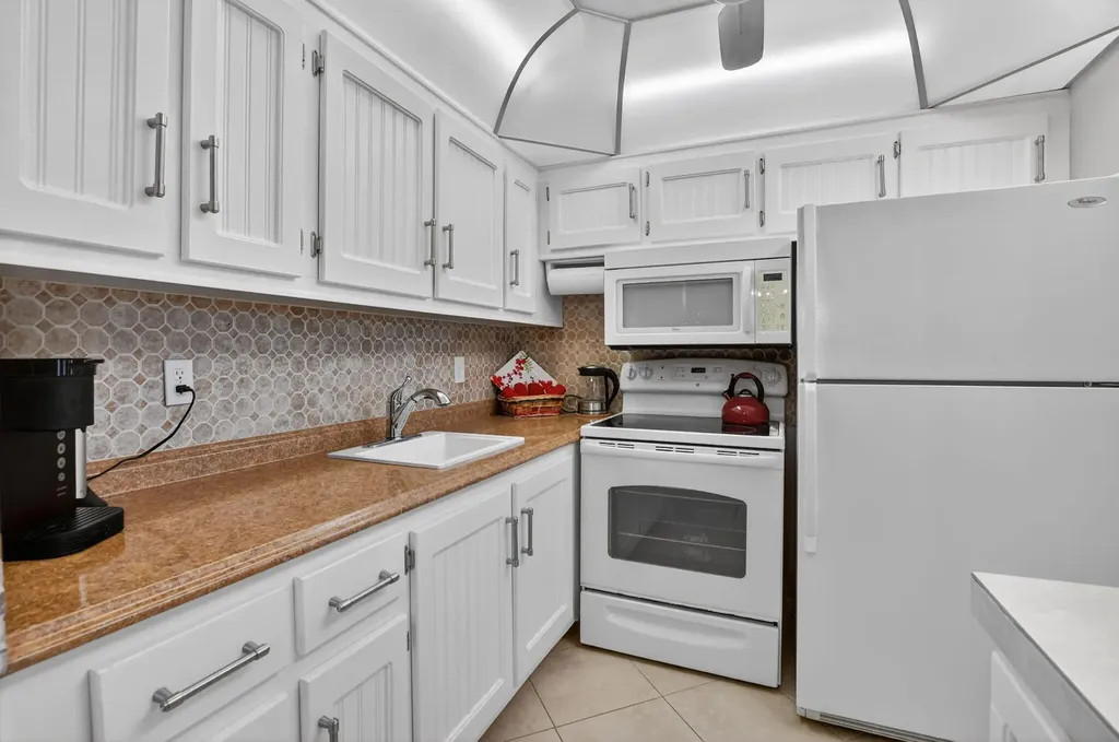 2010 N Farnham N Deerfield Beach FL 33442