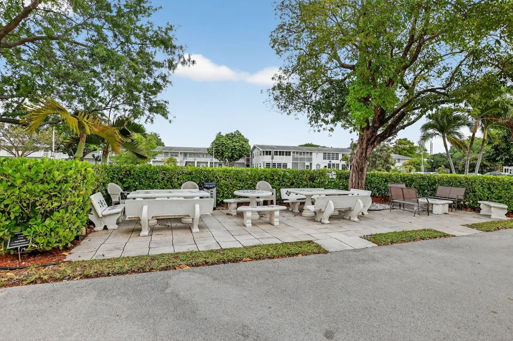 2010 N Farnham N Deerfield Beach FL 33442