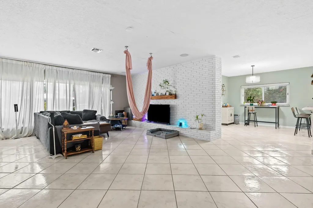 939 Buchanan Street Hollywood FL 33019