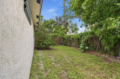 209 NE 35th Street Oakland Park FL 33334