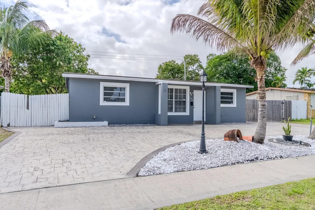 320 N 69th Way Hollywood FL 33024
