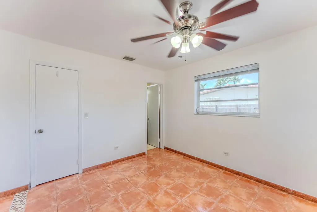 320 N 69th Way Hollywood FL 33024