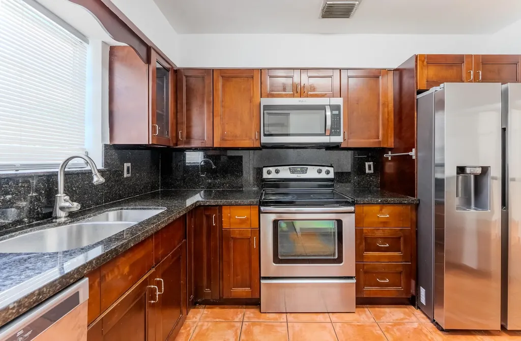 320 N 69th Way Hollywood FL 33024