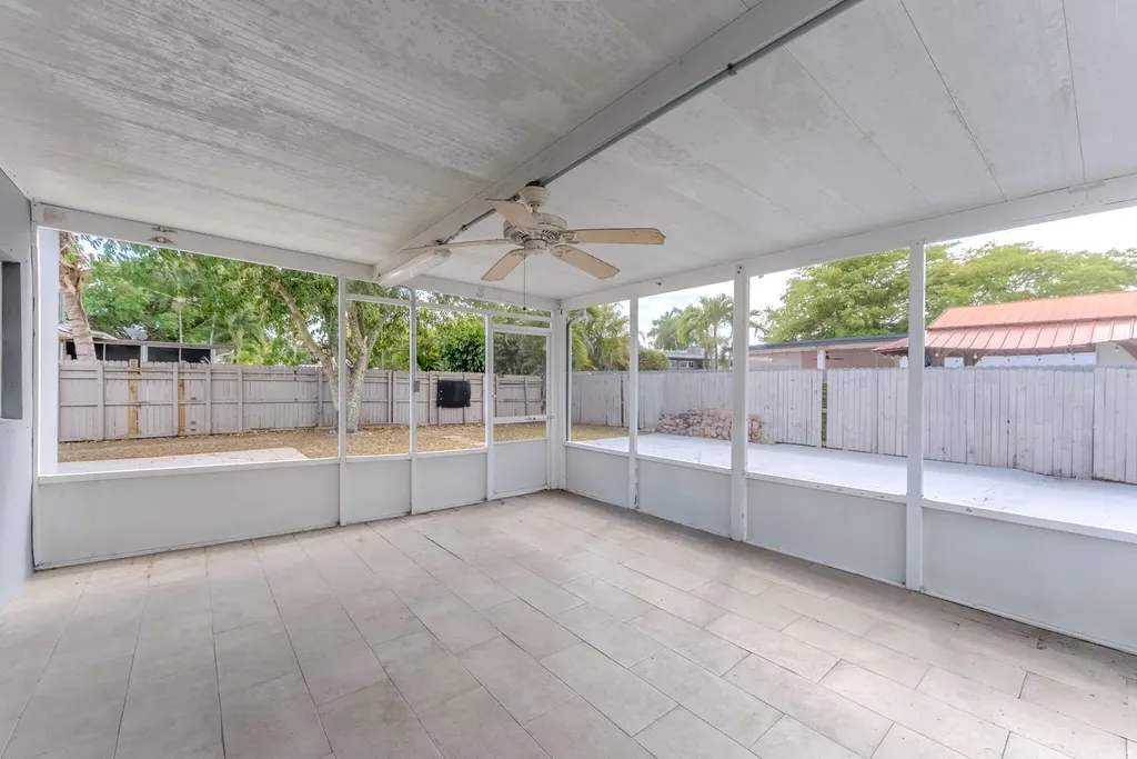 320 N 69th Way Hollywood FL 33024