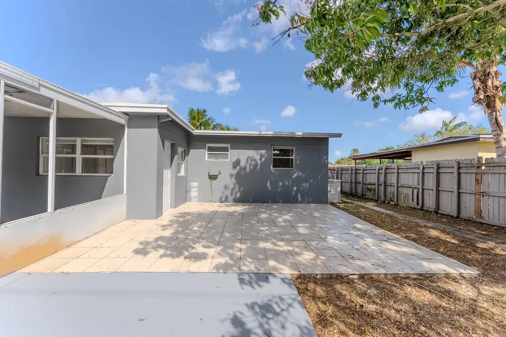 320 N 69th Way Hollywood FL 33024