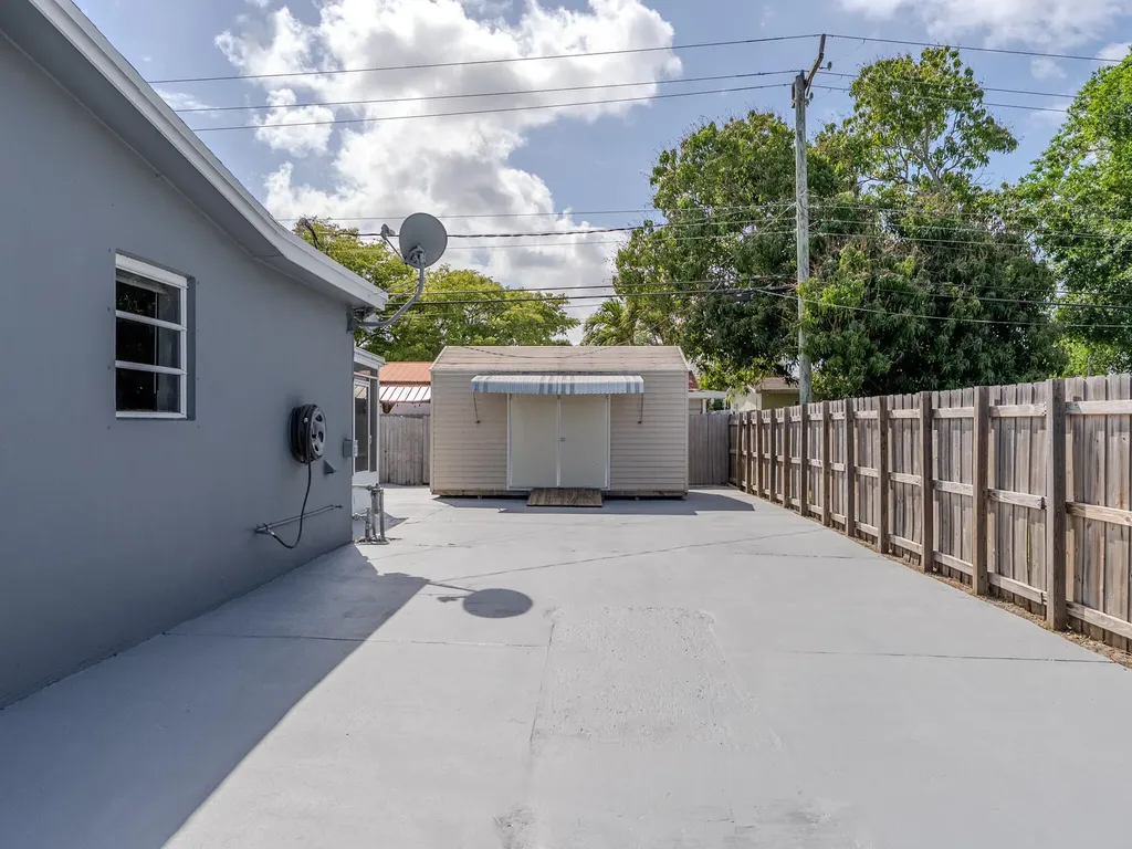320 N 69th Way Hollywood FL 33024