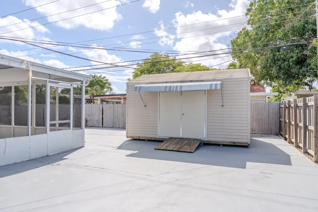 320 N 69th Way Hollywood FL 33024