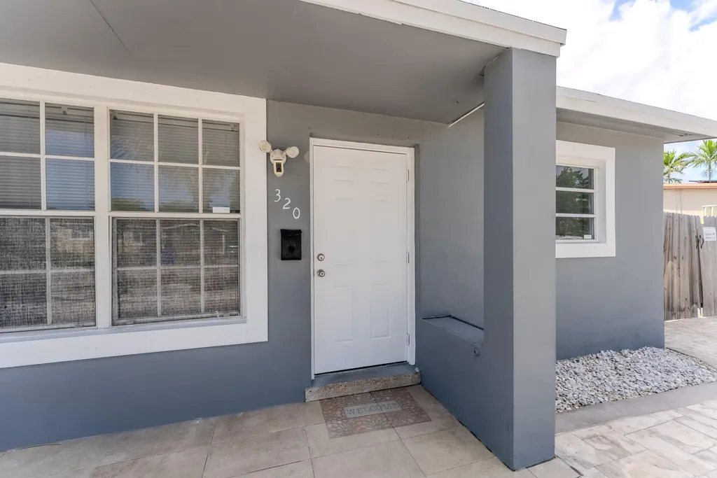 320 N 69th Way Hollywood FL 33024