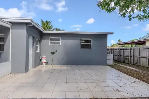320 N 69th Way Hollywood FL 33024