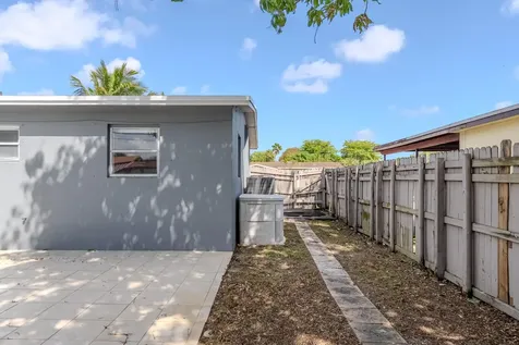 320 N 69th Way Hollywood FL 33024