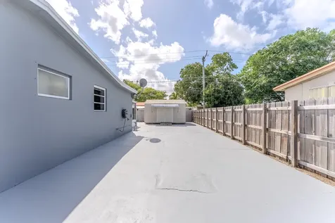 320 N 69th Way Hollywood FL 33024
